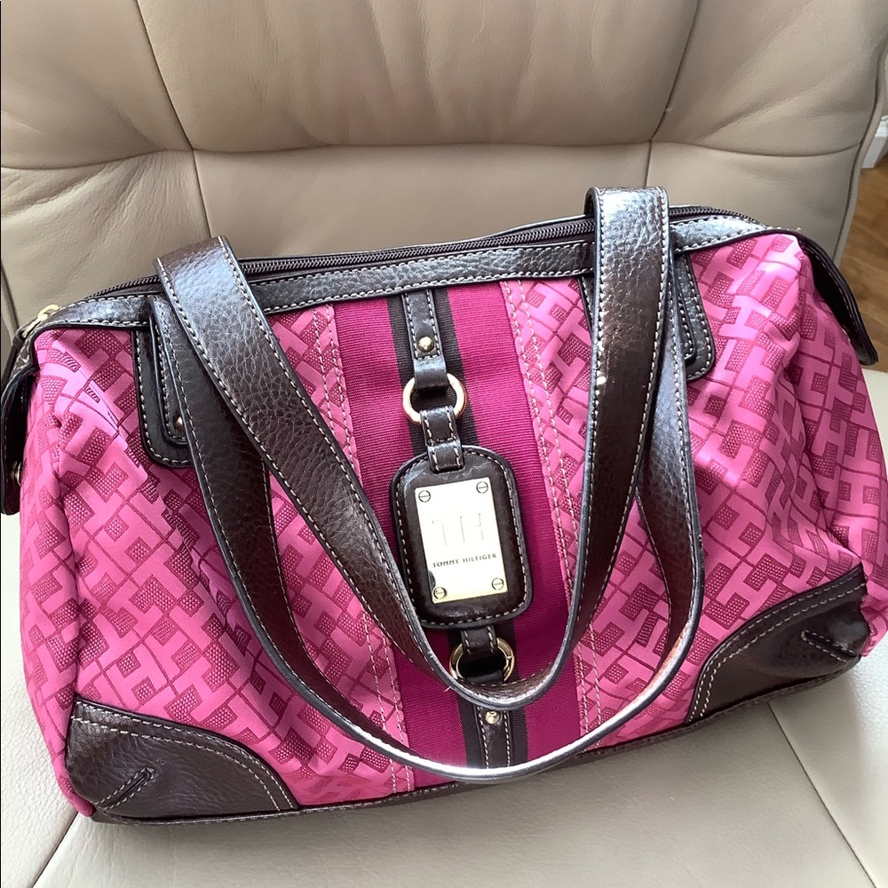 NEW Tommy Hilfiger Hand/ Shoulder Bag with Logo design Gorgeous. - Picture 3 of 15